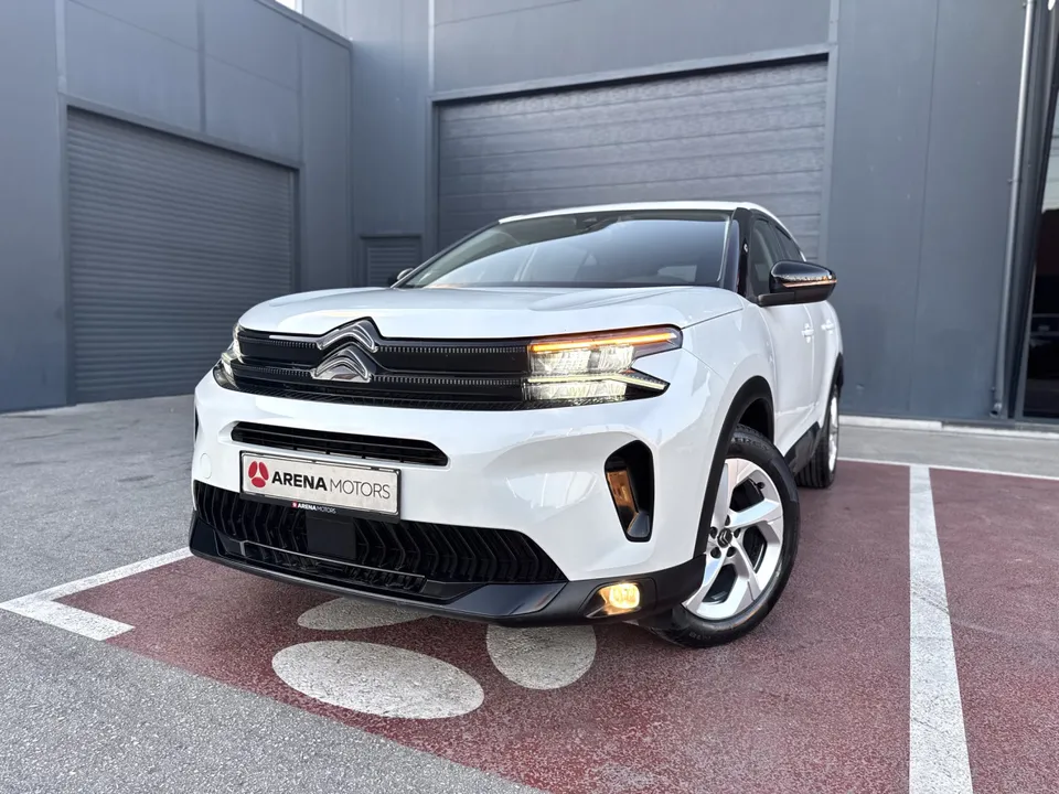 Citroen C5 Aircross, prednji dio iz niskog ugla, upaljeni LED farovi i maglenka