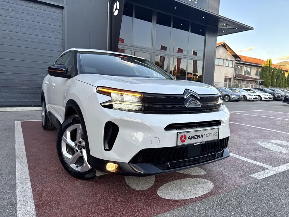 Citroen C5 Aircross, prednji desni ugao ispred staklene fasade salona