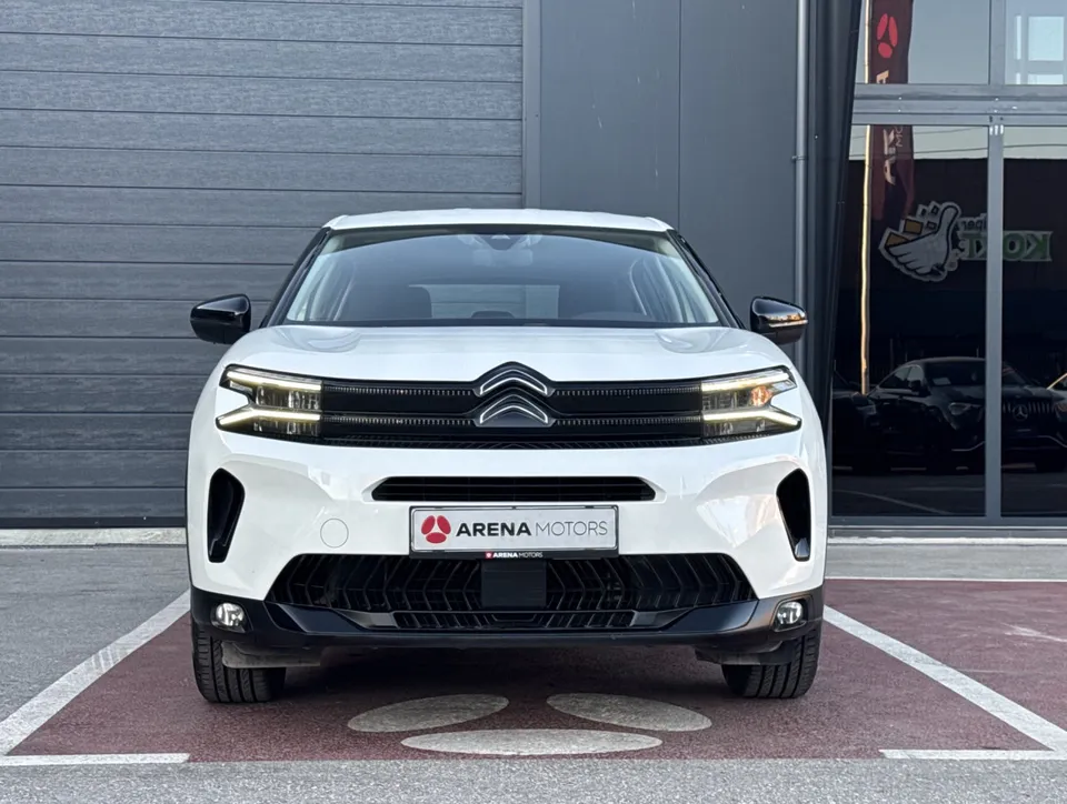 Citroen C5 Aircross, bijela boja, pogled sprijeda na masku i LED farove