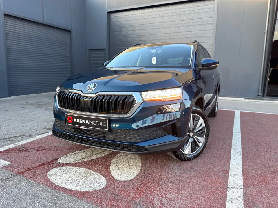 Škoda Karoq plave boje, prednji dio s maskom i LED farovima iz blizine