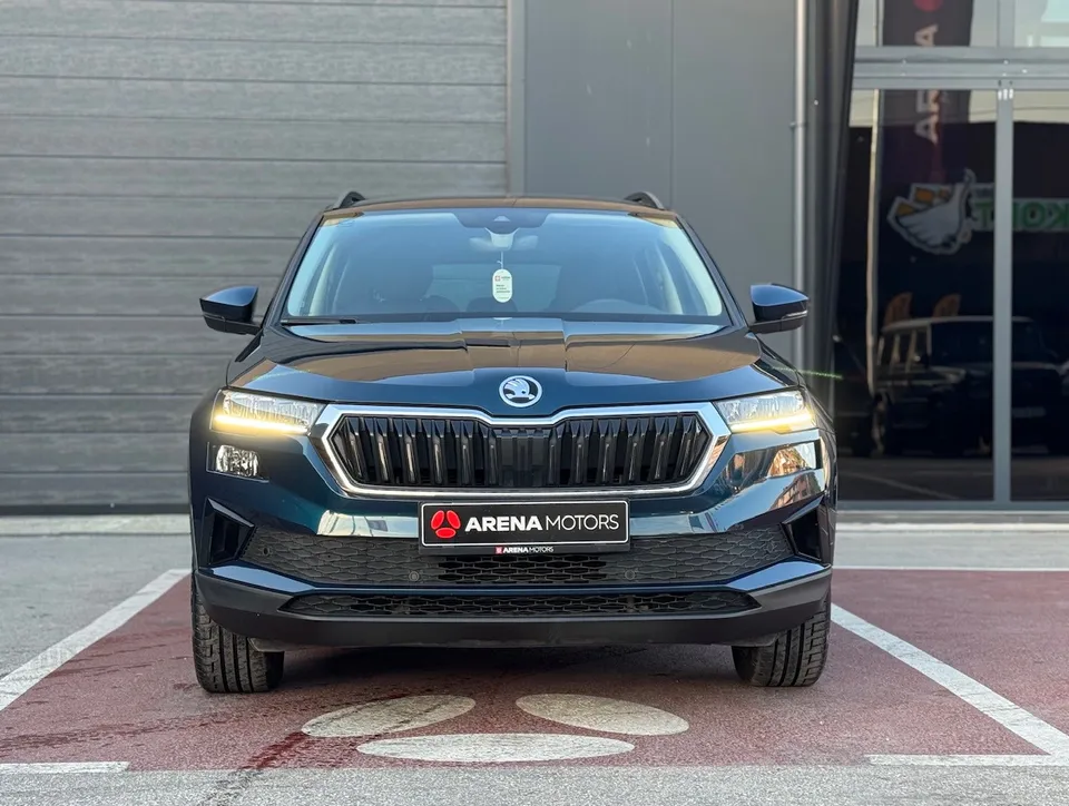 Škoda Karoq snimljena direktno sprijeda, vidi se maska, farovi i prednji branik