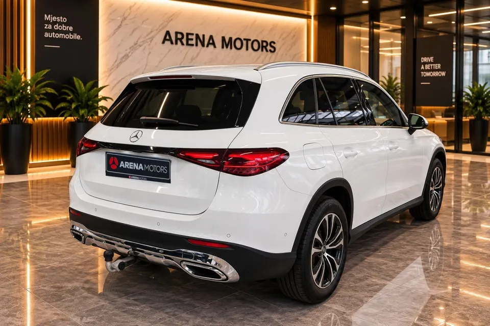 Mercedes-Benz GLC 220 d, zadnji desni ugao, bijeli SUV s hromiranim detaljima na odbojniku
