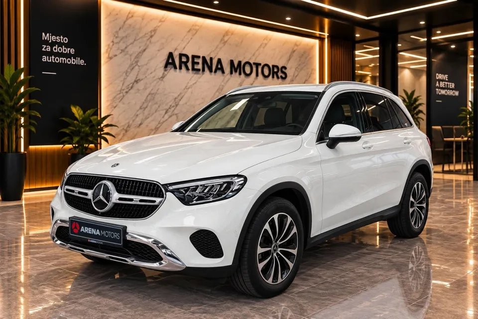 Mercedes-Benz GLC 220 d, bijeli SUV, prednji lijevi ugao u izložbenom prostoru salona