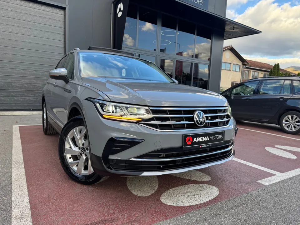 Volkswagen Tiguan, siva, prednji desni ugao ispred salona