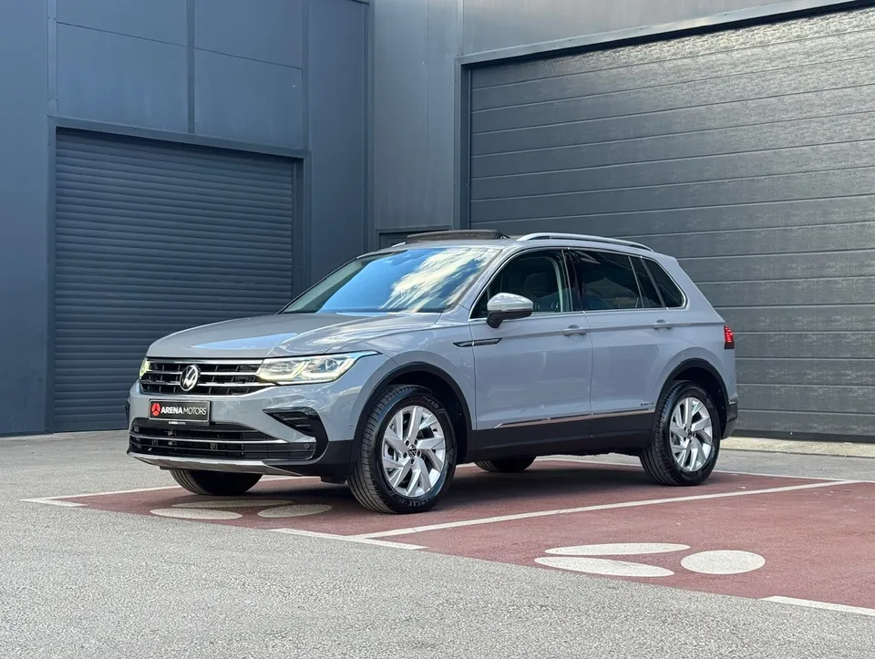Volkswagen Tiguan, siva boja, prednji lijevi ugao, parking ispred salona