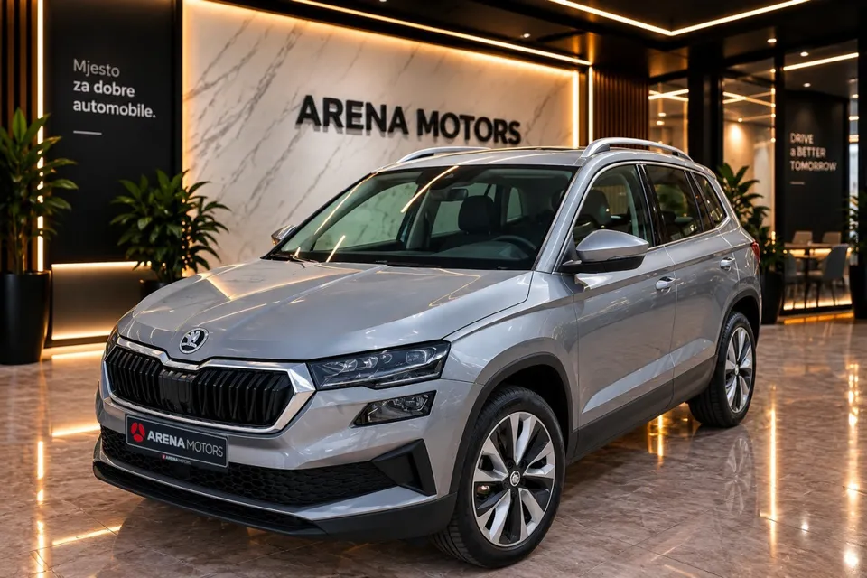 Siva Škoda Karoq, pogled sprijeda sa strane, u izložbenom prostoru salona