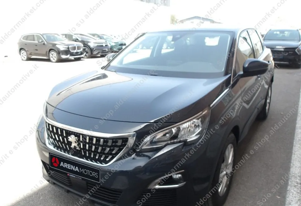 Peugeot 3008 tamnosive boje, pogled sprijeda i s lijeve strane na parkingu