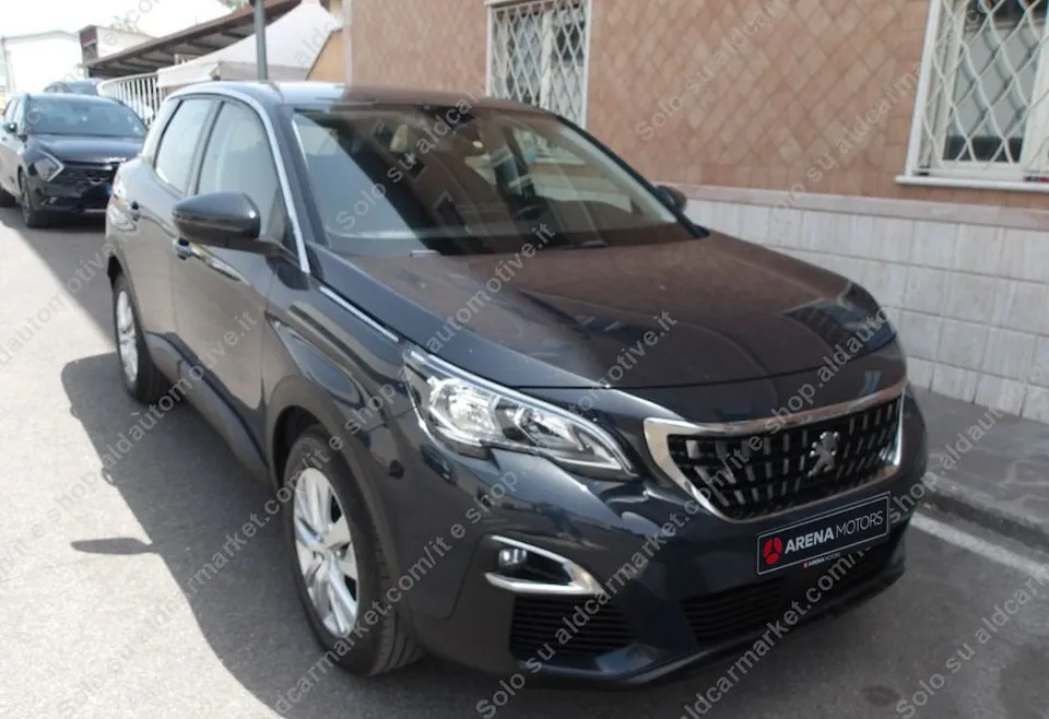 Peugeot 3008, prednji desni ugao, tamnosivi SUV pored zgrade