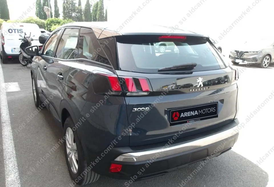 Peugeot 3008, pogled straga i s lijeve strane, zadnja svjetla i hromirani branik