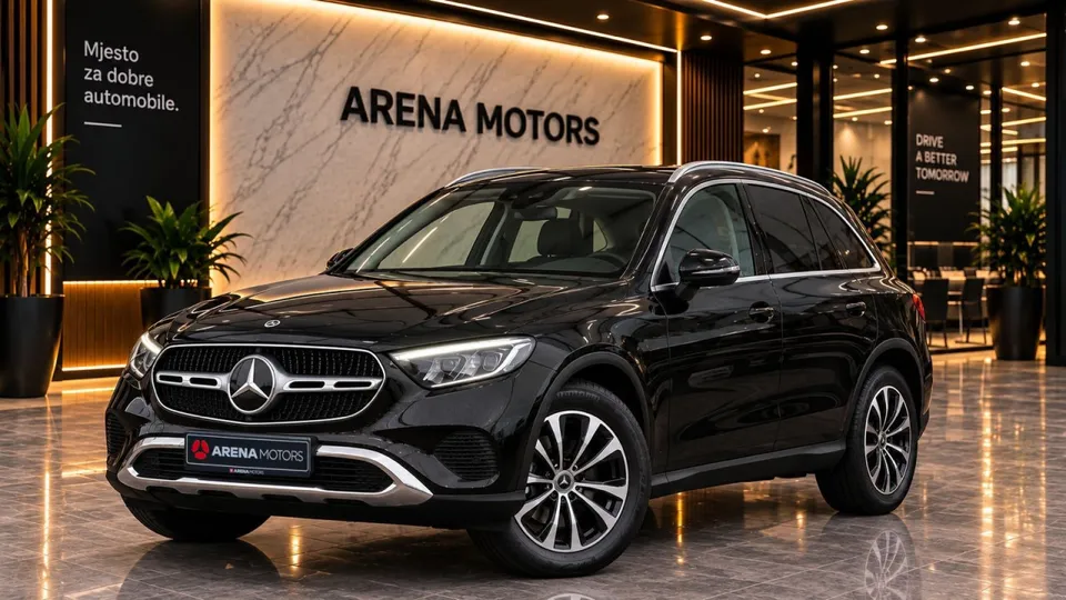 Crni Mercedes-Benz GLC 220 d, prednji bočni pogled u izložbenom prostoru salona
