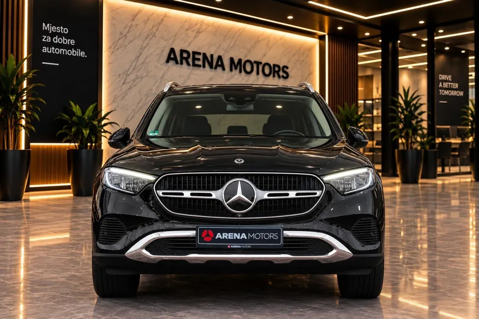 Mercedes-Benz GLC 220 d u crnoj boji, pogled sprijeda: maska, LED farovi i hromirani branik