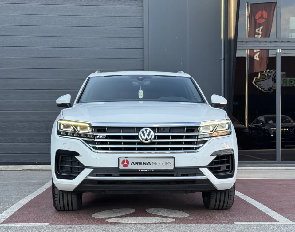 Bijeli Volkswagen Touareg R-line, pogled sprijeda na masku, svjetla i prednji branik
