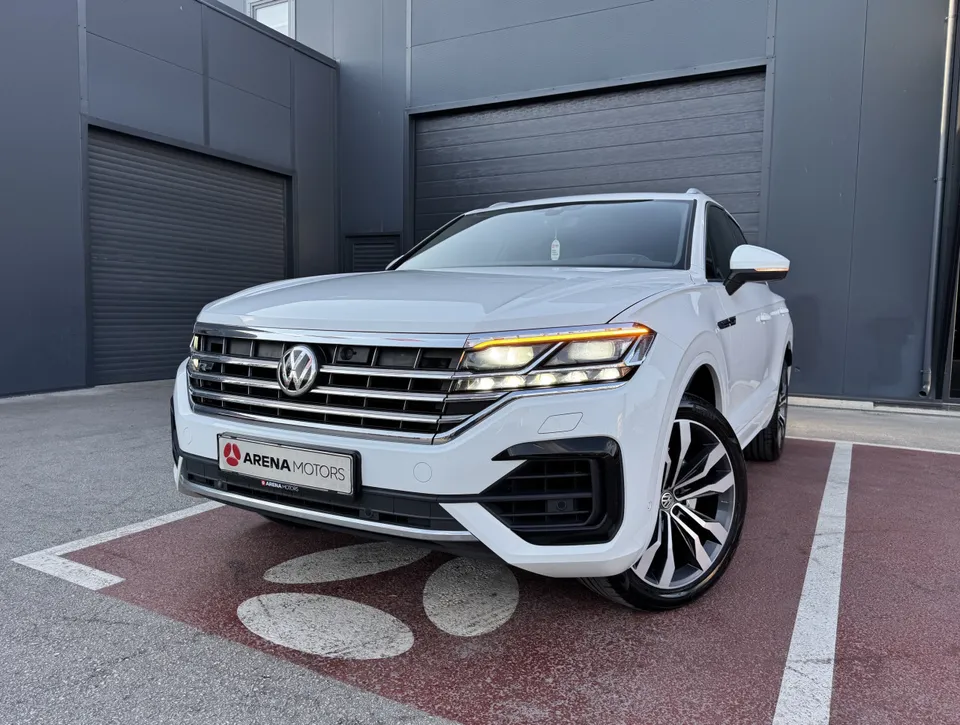 Bijeli Volkswagen Touareg, prednja strana i LED svjetla s desne strane, 21" felge