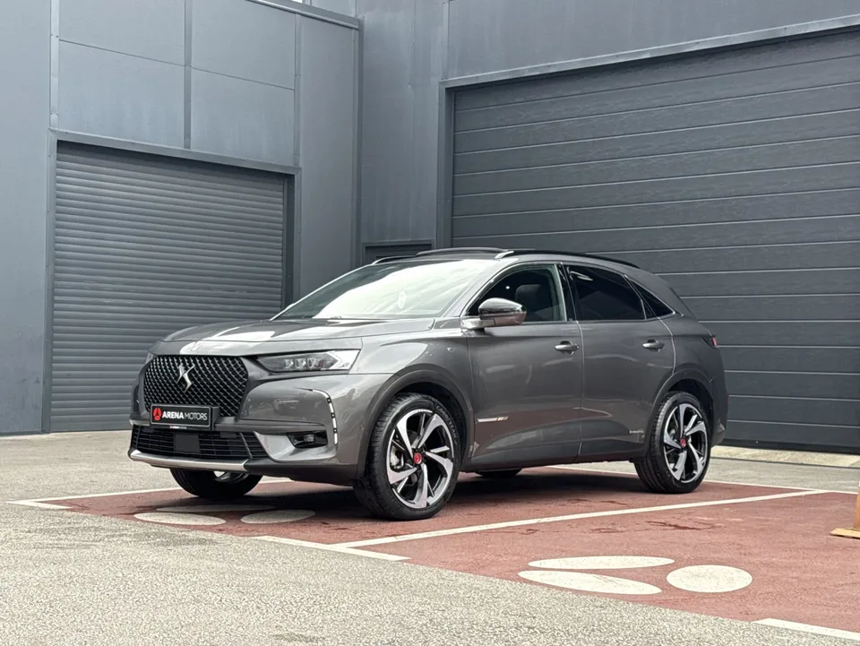 DS 7 Crossback, siva boja, prednji bočni pogled ispred salona
