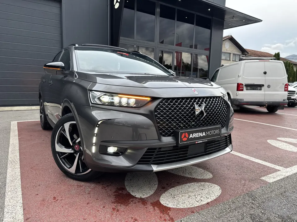 DS 7 Crossback, prednji lijevi ugao s upaljenim LED svjetlima