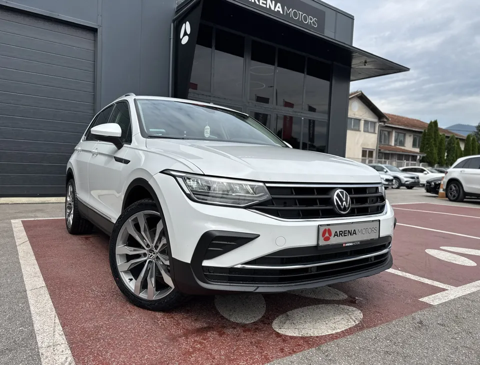 Volkswagen Tiguan, prednji desni ugao ispred salona
