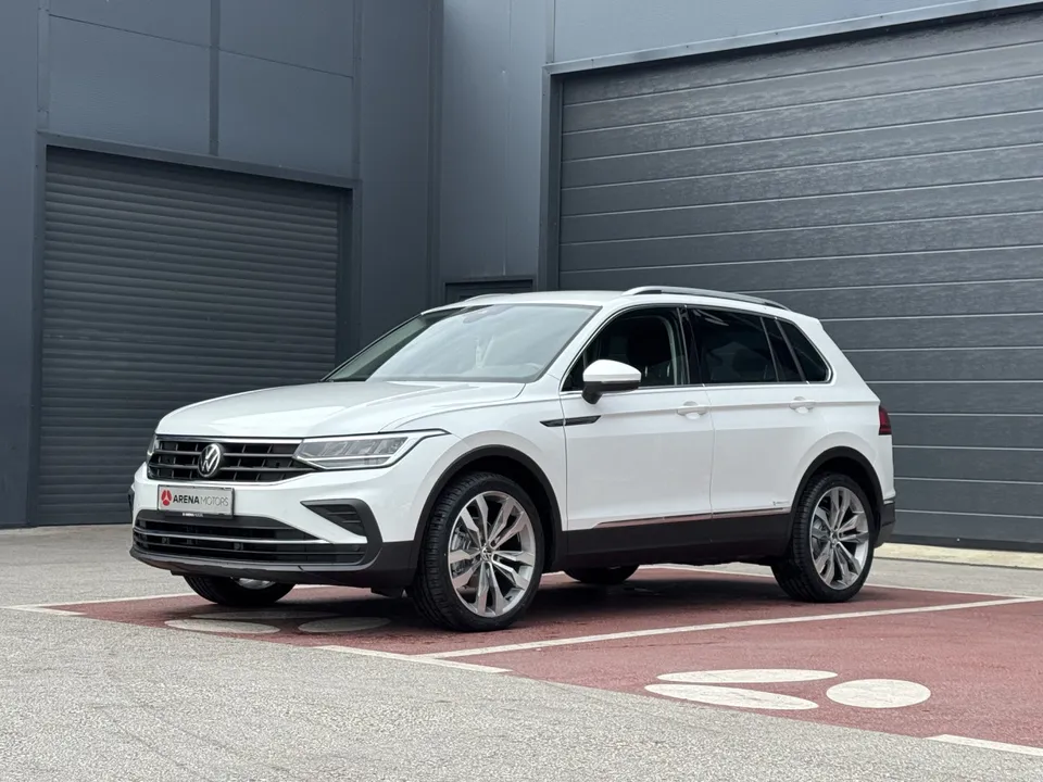 Volkswagen Tiguan bijele boje, prednji lijevi ugao, ispred sive hale