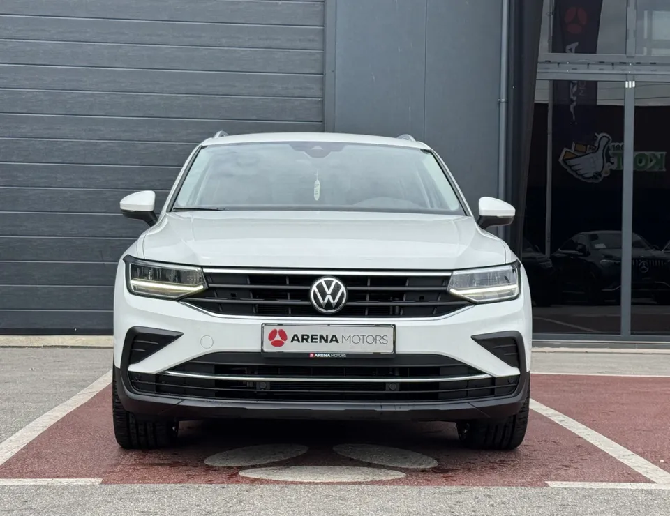 Volkswagen Tiguan bijele boje, pogled sprijeda na parkingu