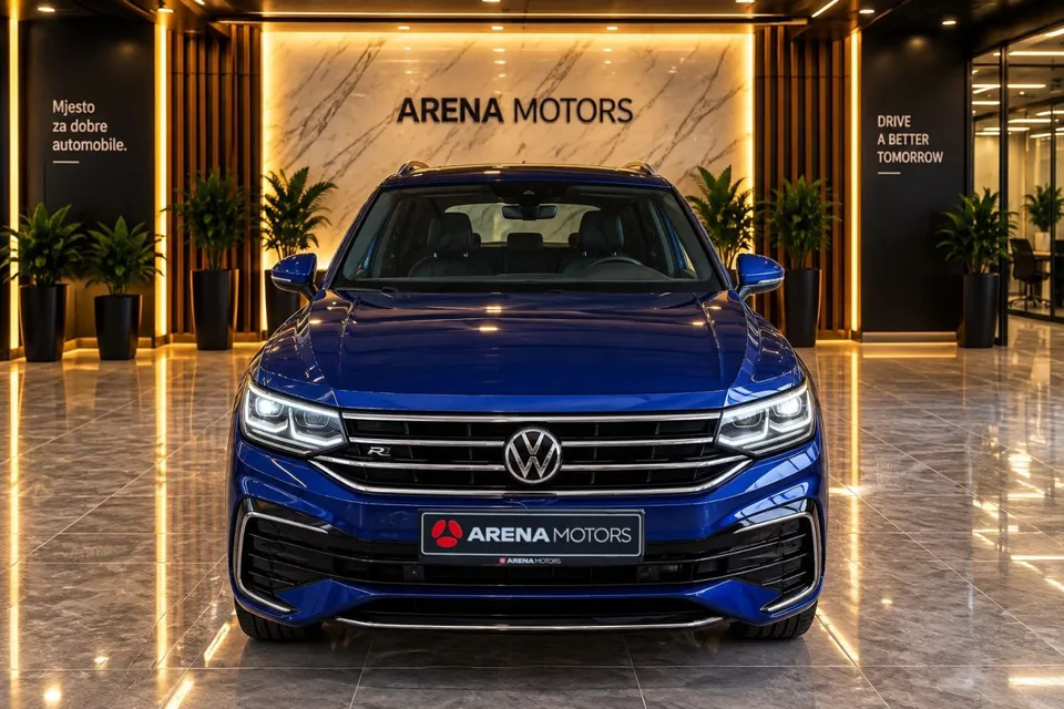 Volkswagen Tiguan R-line u plavoj boji, prednja strana s LED svjetlima i hromiranom maskom