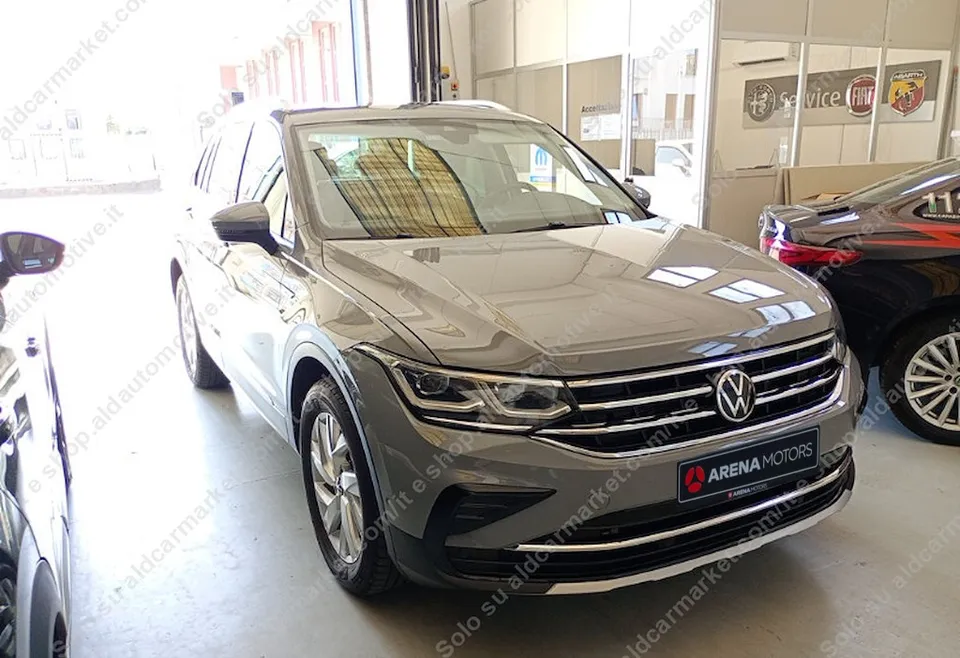 Volkswagen Tiguan sive boje, pogled sprijeda sa desne strane, LED prednja svjetla i hrom na rešetki