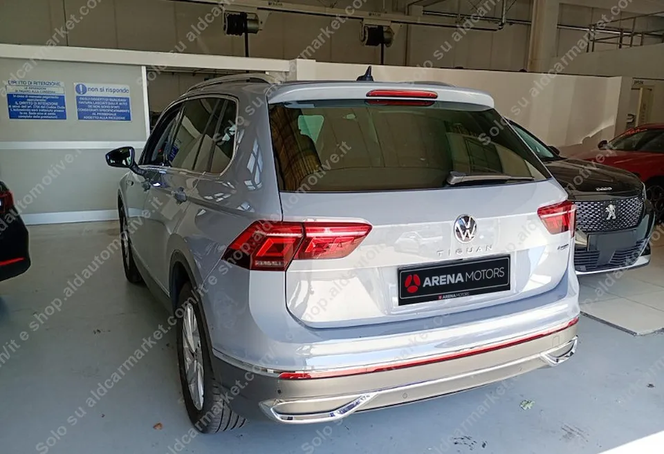 Volkswagen Tiguan, pogled otpozadi sa lijeve strane, LED stop svjetla i hromirani donji dio branika