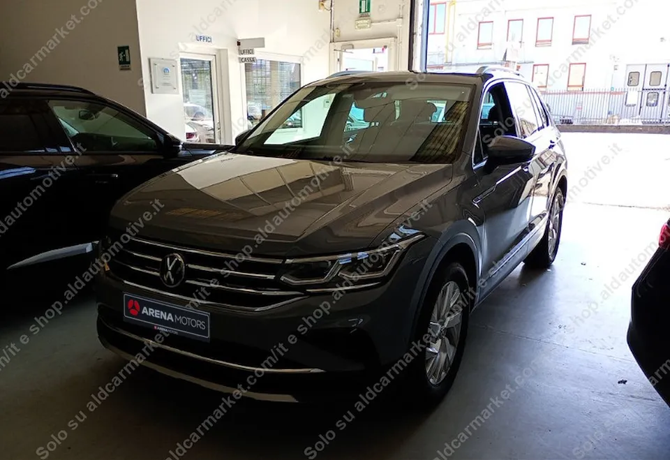 Volkswagen Tiguan, prednji lijevi ugao, siva karoserija i alu felga u zatvorenom prostoru