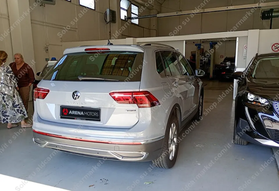 Volkswagen Tiguan, zadnji desni ugao, prtljažna vrata i krovni nosači