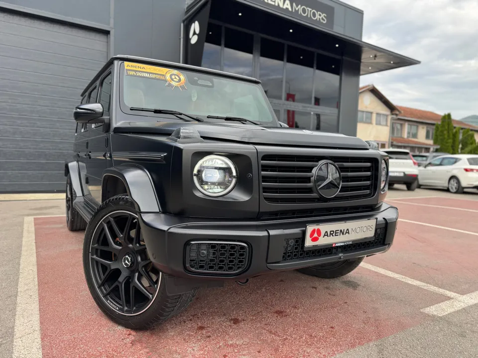 Mercedes-Benz G 450 d, prednji desni ugao ispred salona, crna AMG felga