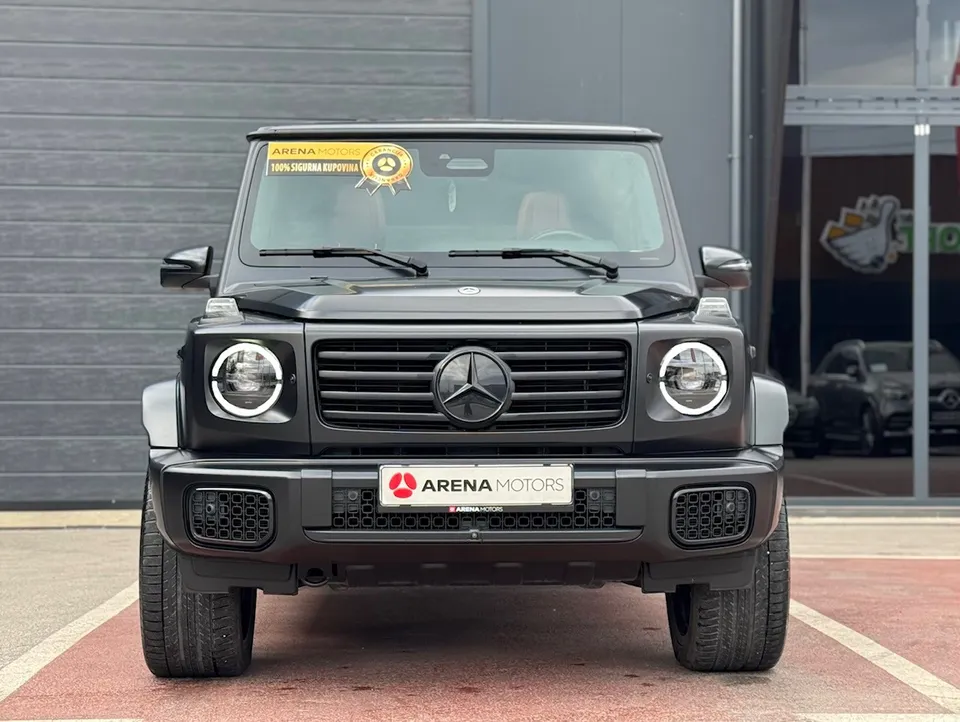 Mercedes-Benz G 450 d snimljen sprijeda, maska sa zvijezdom i okrugli LED farovi