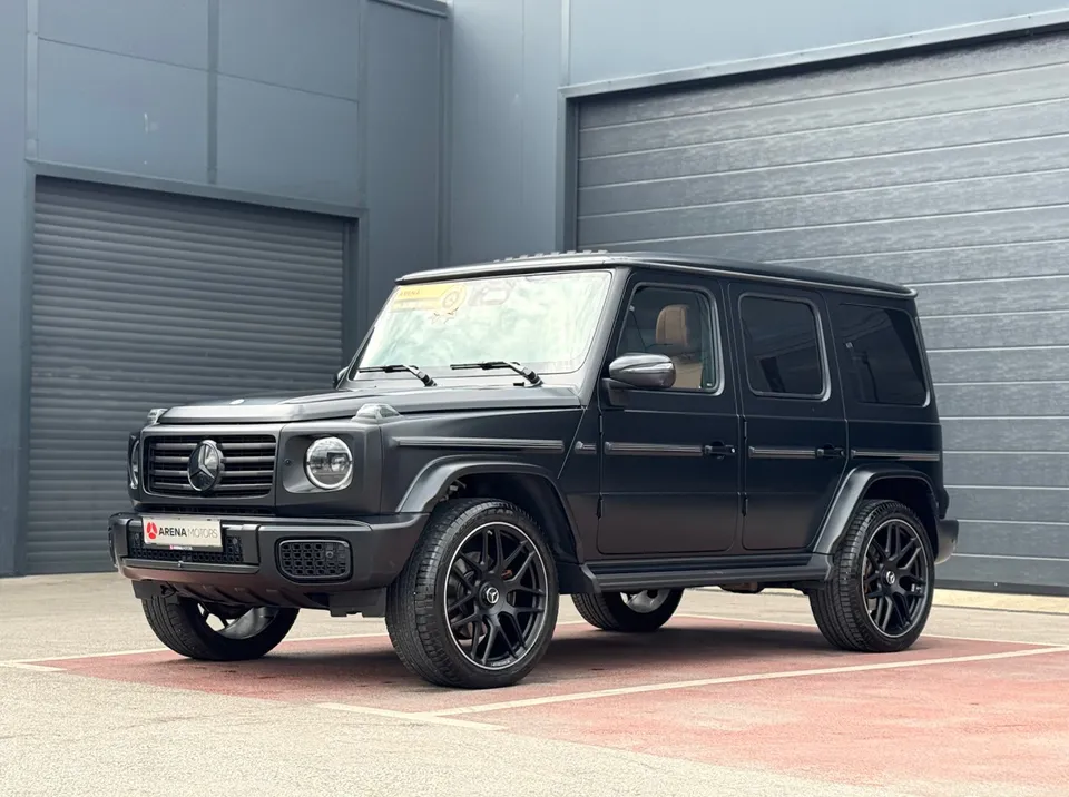 Mercedes-Benz G 450 d u mat crnoj boji, prednji lijevi ugao, crne AMG felge