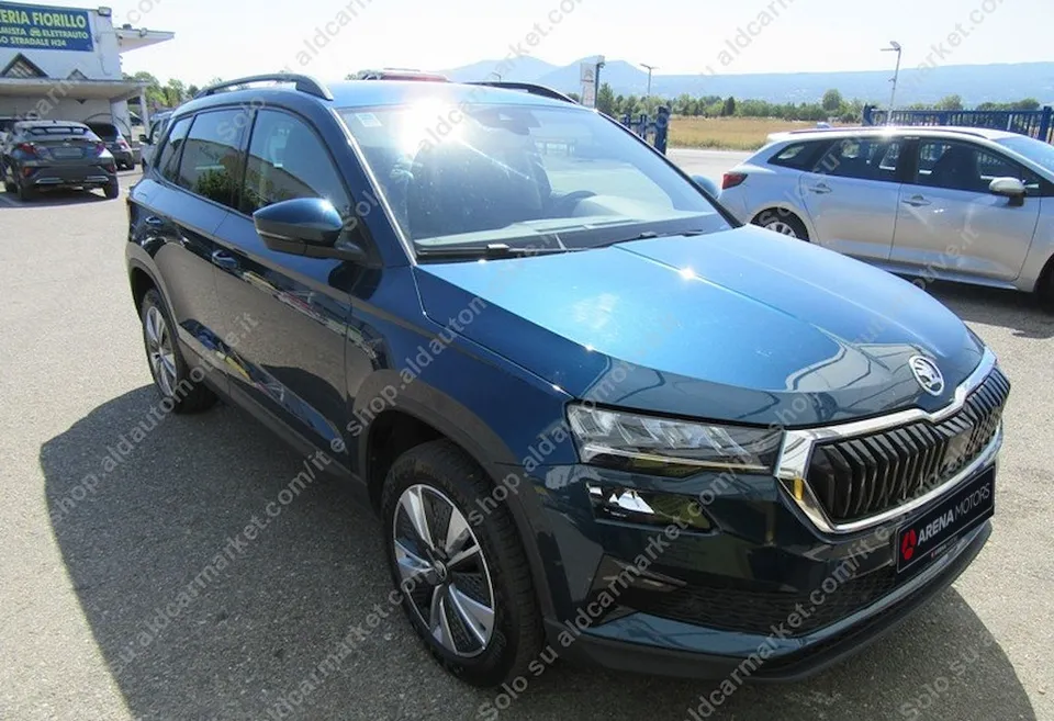 Škoda Karoq, plava, prednji desni ugao, vidljivi LED far, rešetka i aluminijska felga