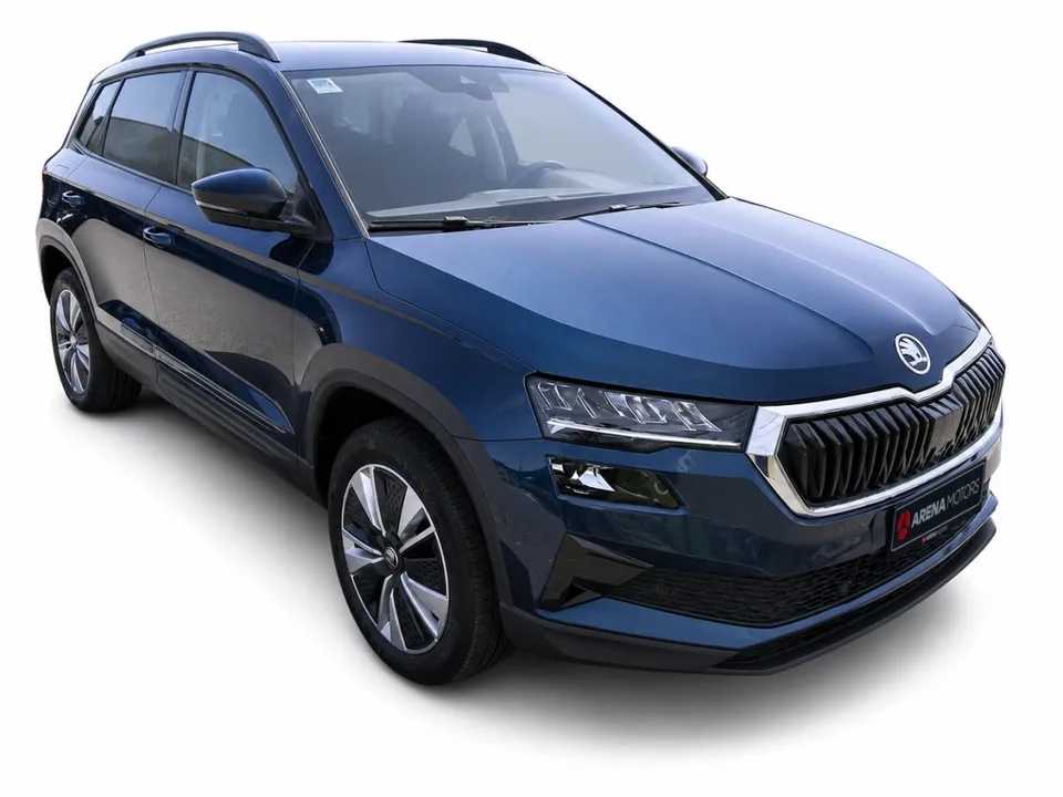 Škoda Karoq, plava, prednji desni ugao s LED farovima i aluminijskim felgama, snimljena na bijeloj pozadini