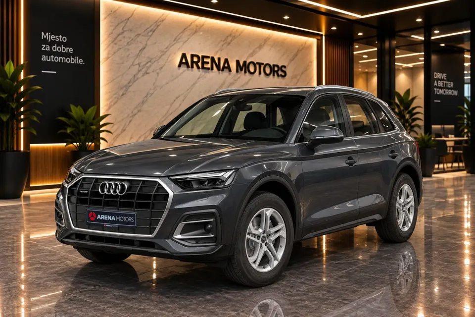 Audi Q5 u sivoj boji, prednji bočni pogled, u izložbenom prostoru salona