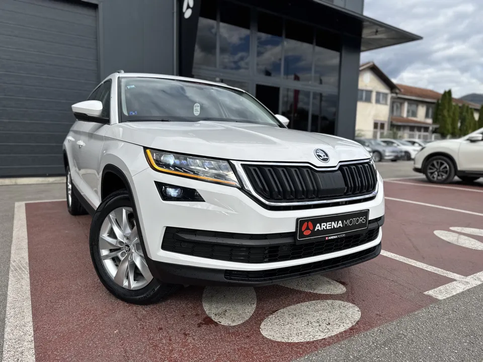 Bijela Škoda Kodiaq, prednji desni ugao, prednji far i aluminijska felga