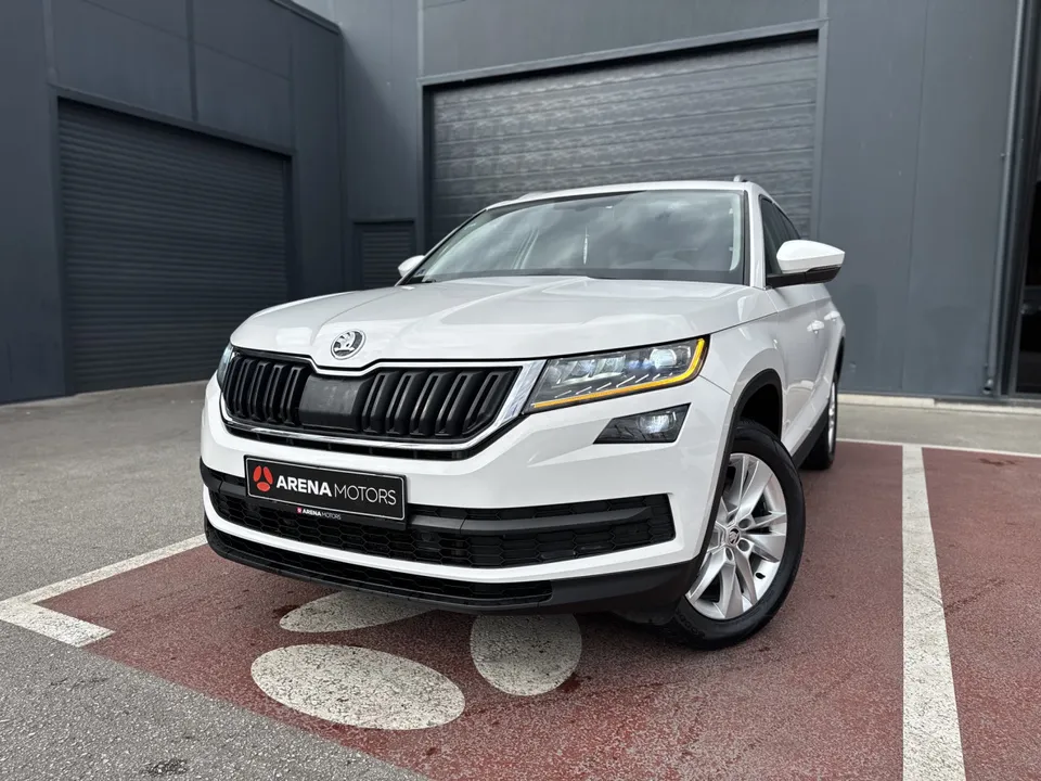 Škoda Kodiaq u bijeloj boji, prednji lijevi ugao s LED farovima i prednjom maskom