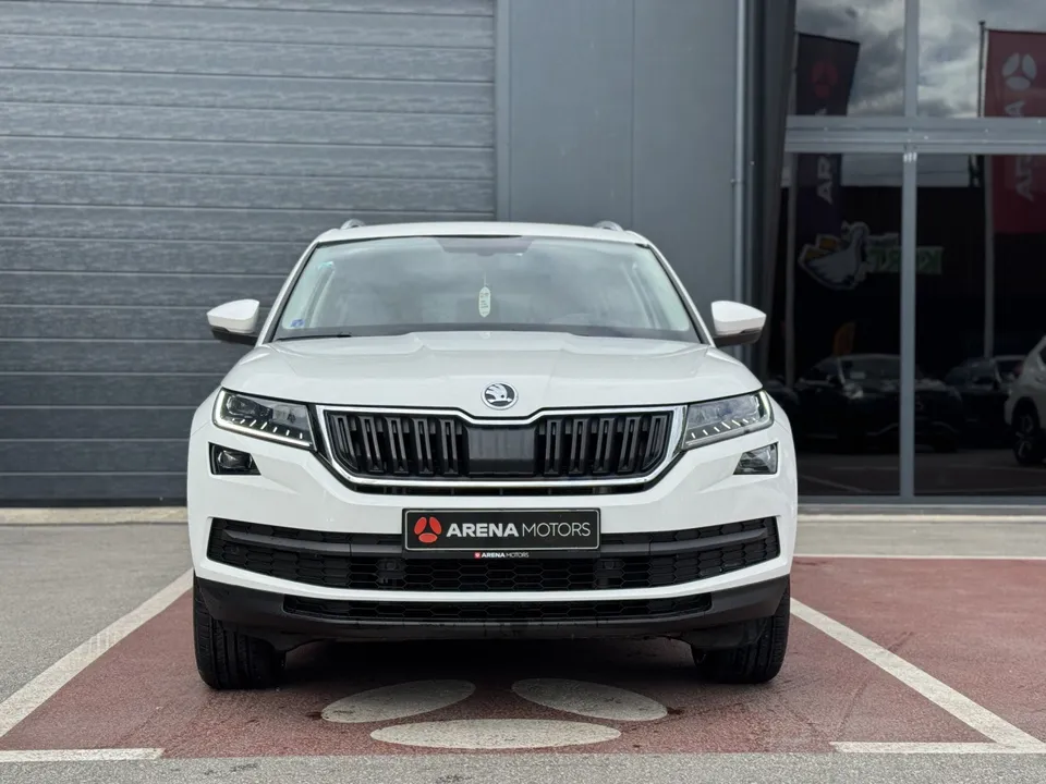 Škoda Kodiaq, čeoni pogled na masku, farove i branik bijelog vozila
