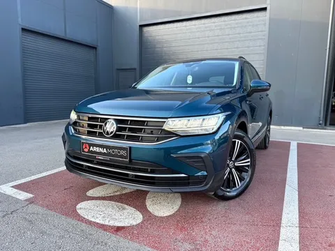Volkswagen Tiguan, prednja strana iz blizine, plava metalik boja i LED svjetla