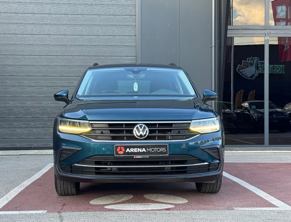Volkswagen Tiguan, pogled sprijeda na masku s VW znakom i upaljena dnevna svjetla