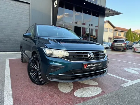Volkswagen Tiguan, prednji lijevi ugao, plava karoserija i alu felge