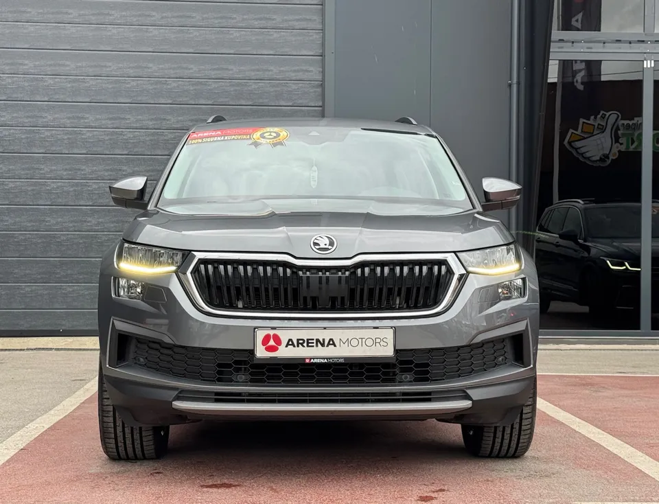 Škoda Kodiaq u sivoj boji, direktan pogled na prednju masku i branik