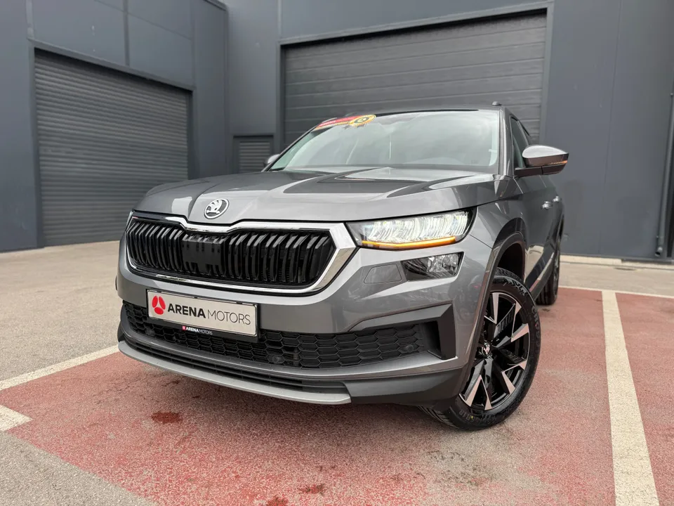 Siva Škoda Kodiaq, prednji dio s maskom i LED farom, snimljen iz blizine