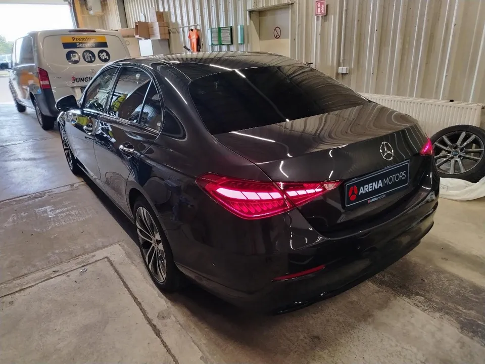 Mercedes-Benz C 300 d, siva limuzina, pogled straga s lijeve strane, LED štopke i alu felge