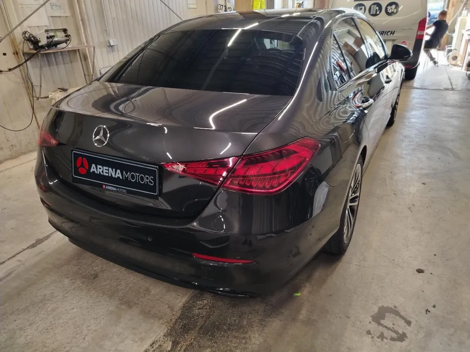 Mercedes-Benz C 300 d, siva limuzina, zadnji desni ugao s poklopcem prtljažnika