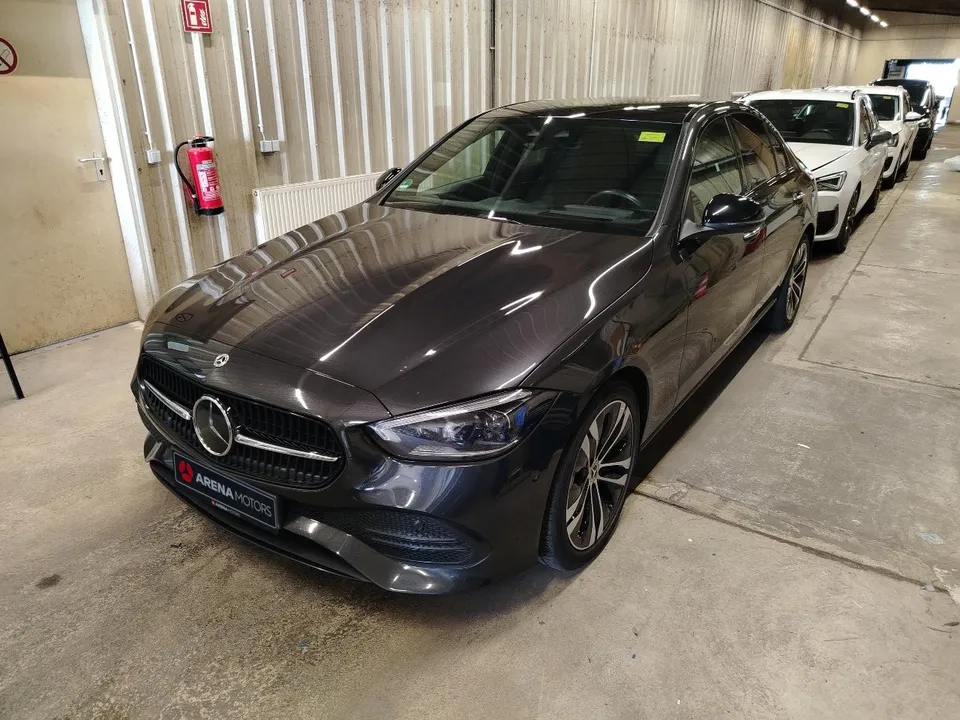 Mercedes-Benz C 300 d, siva limuzina, pogled sprijeda i s lijeve strane u hali