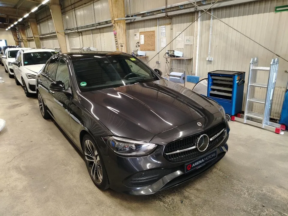 Mercedes-Benz C 300 d, siva limuzina, prednji desni ugao s maskom i prednjim svjetlom