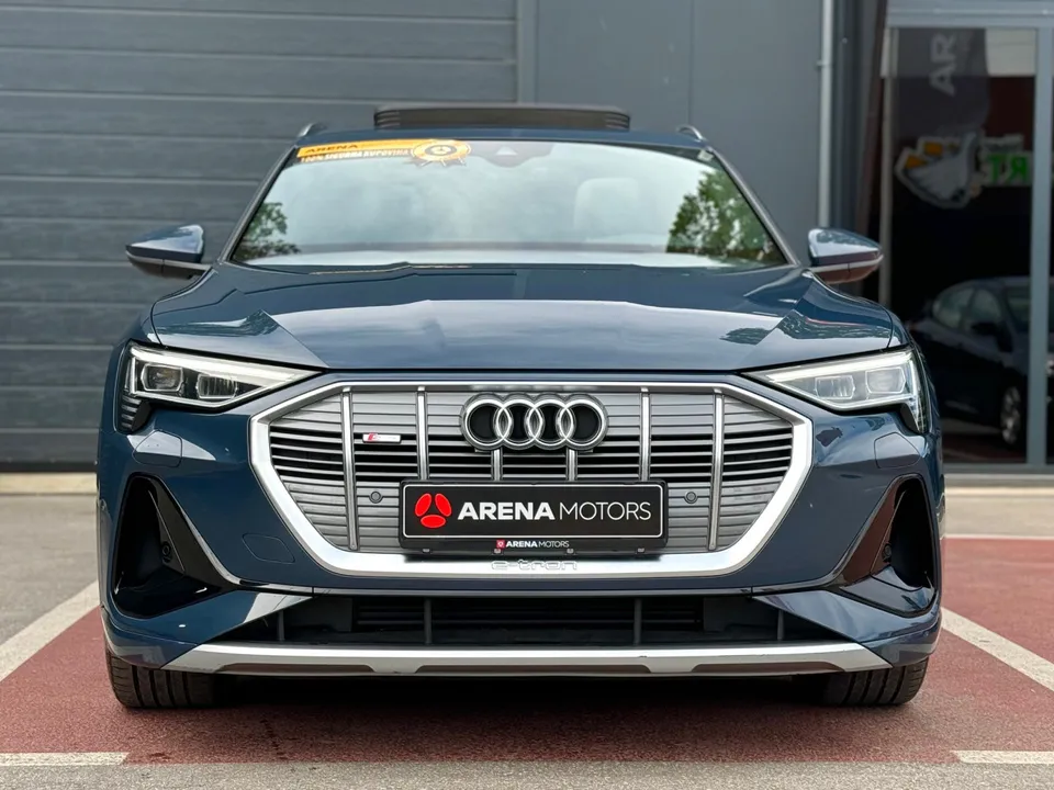 Audi e-tron Sportback, pogled direktno sprijeda na prednju masku i far