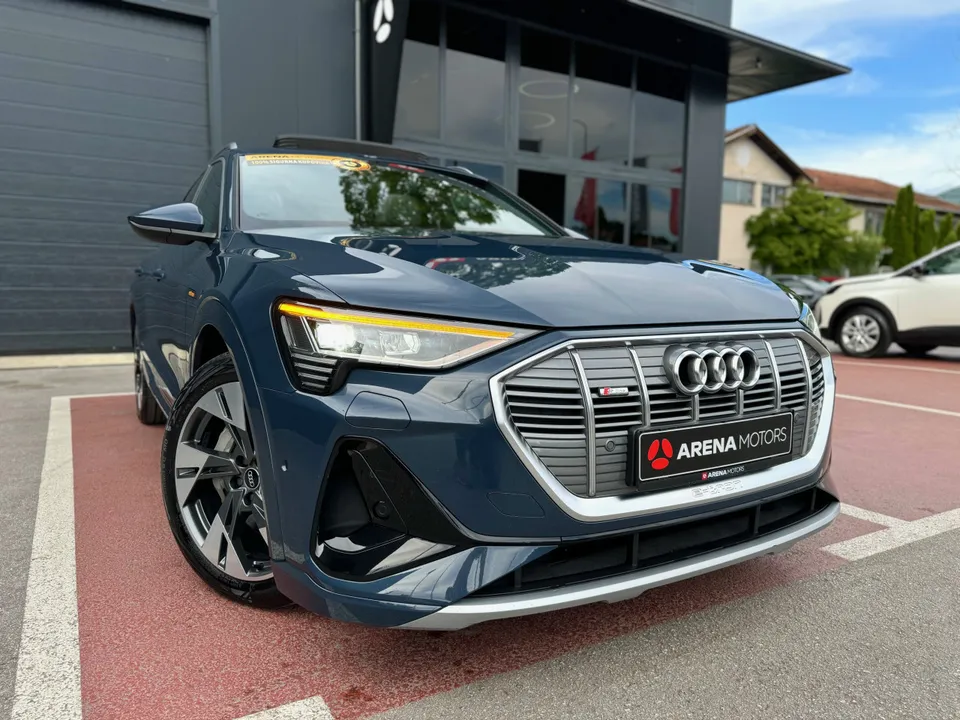 Audi e-tron Sportback plave boje, prednji lijevi ugao ispred salona