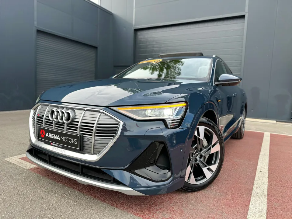 Audi e-tron Sportback, prednji dio i LED far iz blizine, plava boja