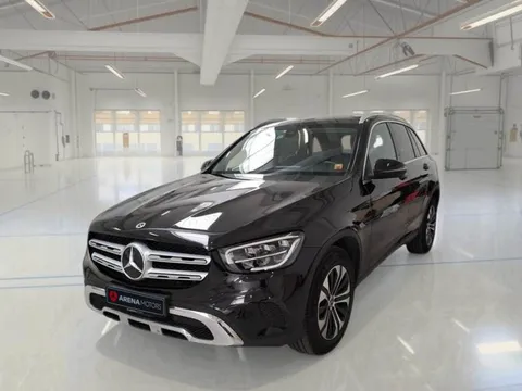 Crni Mercedes-Benz GLC prikazan sprijeda i s lijeve strane u zatvorenoj hali
