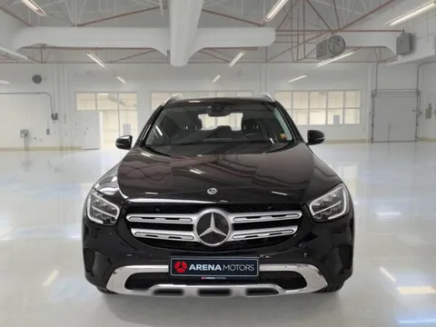 Mercedes-Benz GLC crne boje, pogled sprijeda na masku s zvijezdom i prednji branik